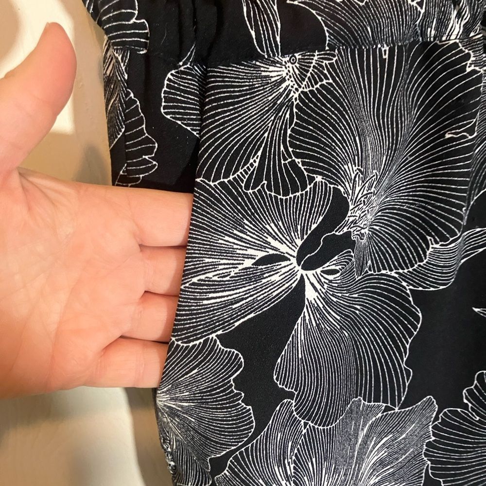 Loft, beautifully detailed, short romper, excellent condition, size medium - Picture 2 of 4